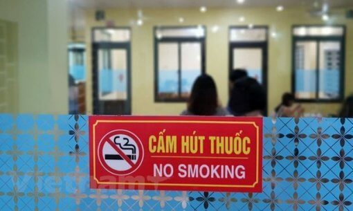 Photo of a "no smoking" sign written in English and Vietnamese